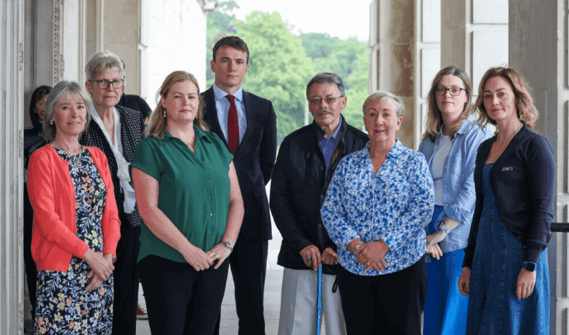 Badania przesiewowe w kierunku raka szyjki macicy - Panie z listami ponawiają wezwanie do przeprowadzenia ustawowego dochodzenia publicznego, ponieważ minister zdrowia zleca kolejny przegląd. 